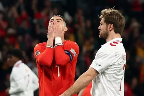 تصدى لها شمايكل.. رونالدو يُهدر ركلة جزاء في مباراة البرتغال أمام الدنمارك (فيديو)